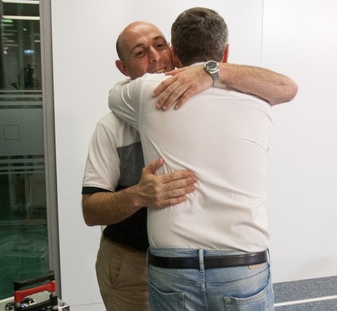 Ocón y Caperos se abrazan tras conocer el resultado. :: díaz uriel