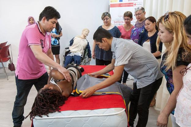 Varias personas atienden en un curso de formación impartido dentro del Plan de Empleo de Cruz Roja La Rioja. ::