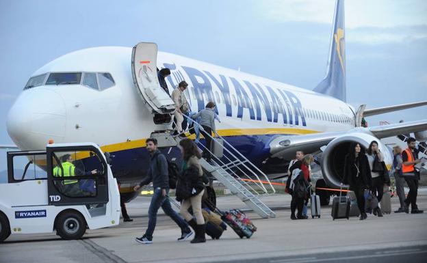 Pasajeros a su llegada a un aeropuerto con Ryanair.