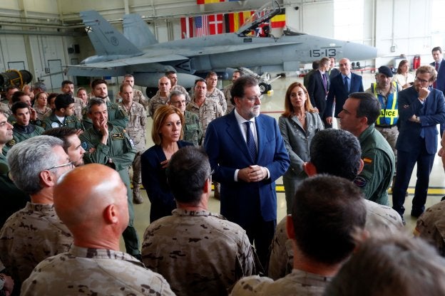 Rajoy y Cospedal charlan ayer en la base de Ämari con el contingente español. :: Ints Kalnins/Reuters.
