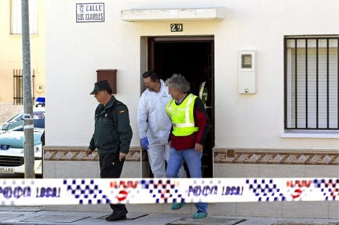 La Guardia Civil inspecciona, en 2013, la casa de Campillos en la que un padre mató a su hija de 6 años.