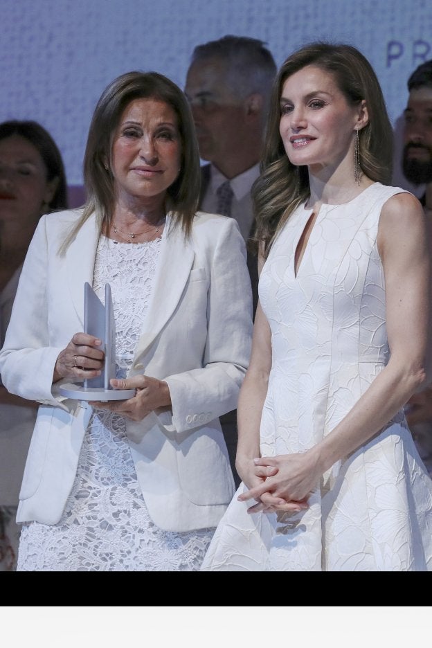 La diseñadora Purificación García y la reina Letizia, ayer, en la entrega de los premios.