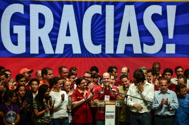 El líder de la oposición, Julio Borges, expone los resultados de la consulta. :: RONALDO SCHEMIDT / afp