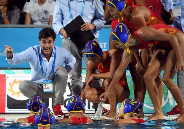 MIki Oca da instrucciones a sus jugadoras durante la final. :: efe