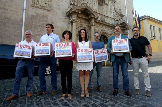 Julio César López de Heredia, Jorge Muga, Laura Rivado, Natalia Olarte, Chema Pangua, Leopoldo García y Javier Crespo, con las firmas recogidas. :: Juan marín/