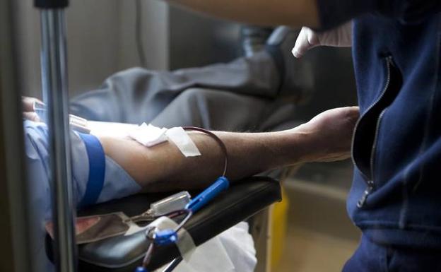 Un donante regala su sangre en el banco de La Rioja.