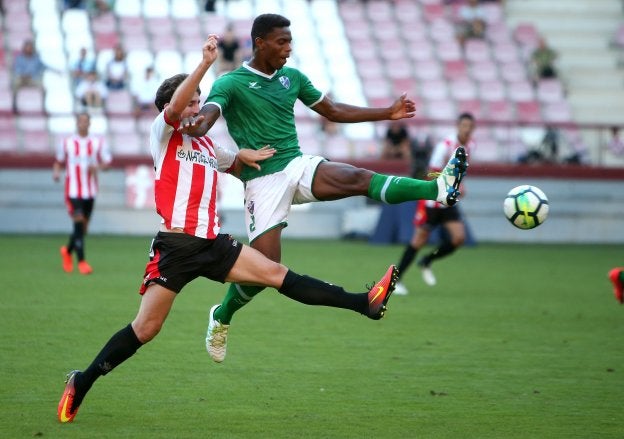 Germán pelea el balón durante el encuentro ante el Huesca. ::