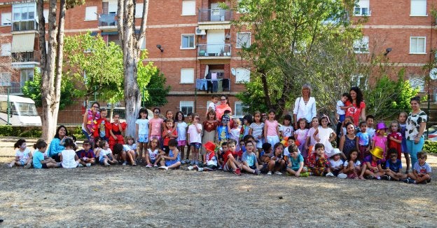 La edil de Juventud, Rosa Ortega, con los niños y monitoras de la ludoteca del centro La Planilla, donde ayer hubo disfraces. ::