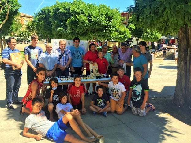 Participantes en el torneo de Calarreina, con el alcalde. :: d.m.a.