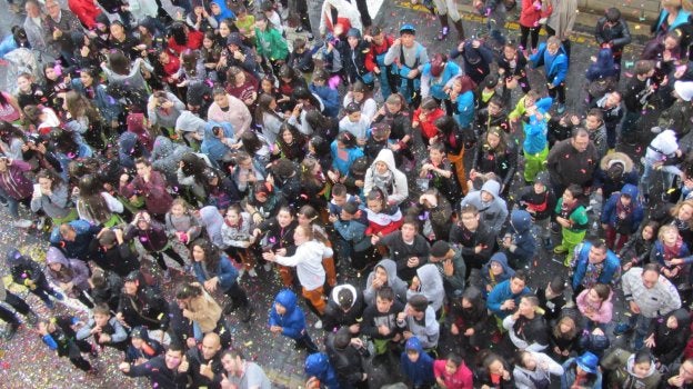 Multitudinario cohete, pese a que esa jornada llovió, en las fiestas de San Isidro del pasado mes de mayo. En el círculo, actuación de la Agrupación Camino Real por el entorno de la iglesia parroquial. :: camino real :: p. h.