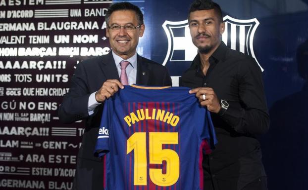 Paulinho (d), junto a Josep Maria Bartomeu.