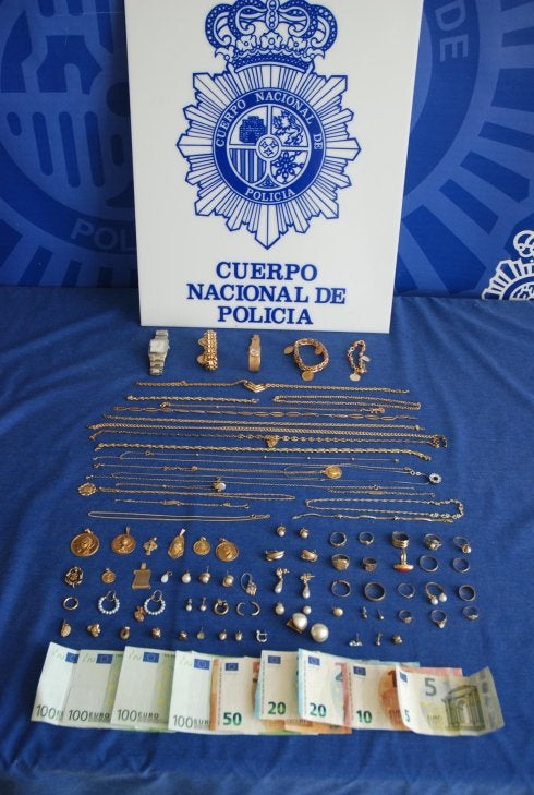 Joyas y dinero recuperados. Abajo, marcas usadas en los robos. :: p.n.
