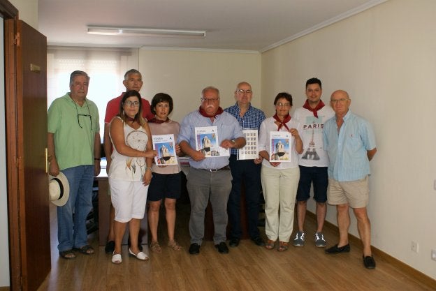 Corporativos y miembros de Acona, con el sello ampliado. :: F. D./