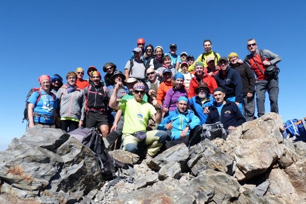 El grupo de montañeros de Haro posan en la cima. ::