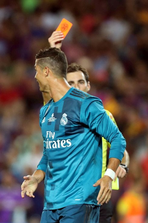 De Burgos muestra la tarjeta roja a Cristiano. :: efe