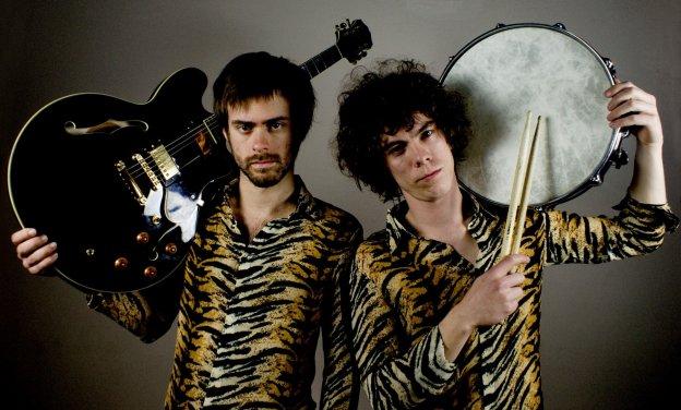 Guillermo Sinnerman y Borja Téllez son Los Bengala, como su rock y su propio atuendo indican