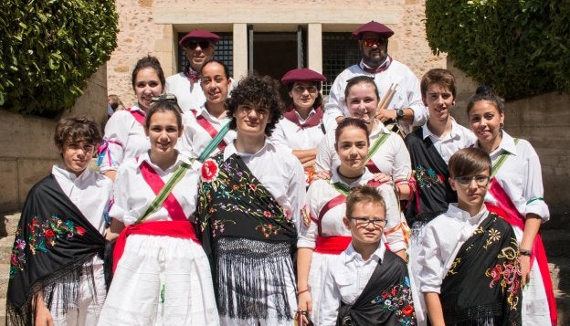 Gaiteros y danzadores, minutos antes de la procesión. ::