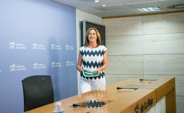 Begoña Martínez Arregui llega a la sala de prensa del Gobierno de La Rioja.