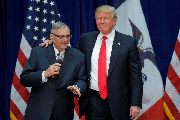 Joe Arpaio y Donald Trump, en un acto electoral en 2016. :: reuters