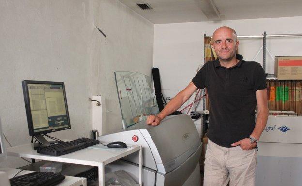 Chechu León, ante una máquina de impresión digital