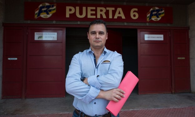 Gustavo Sáenz delante de la puerta de la Federación Riojana de Fútbol. ::