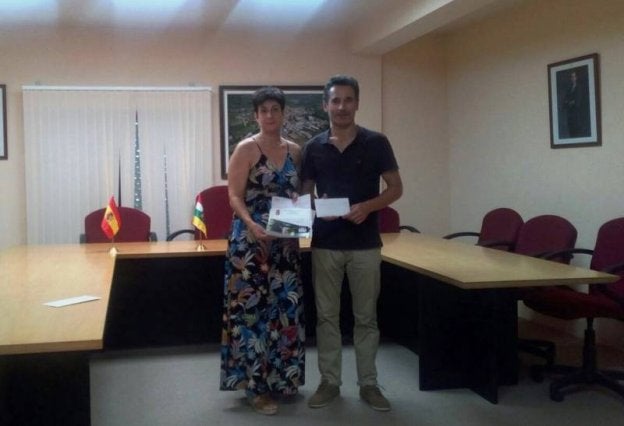 La edil de Festejos entrega el dinero al representante de APIR. :: p. h.