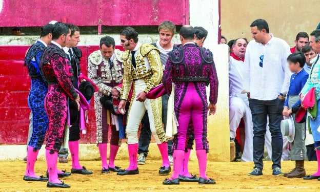 Padilla inspecciona el ruedo de Calahorra; a la derecha el empresario, Alberto García. :: justo rodríguez