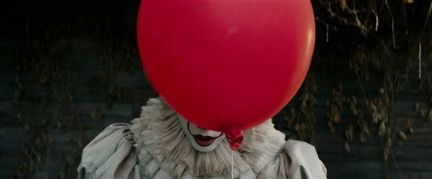 El actor Bill Skarsgard, en una escena de 'It', la adaptación cinematográfica de la novela de Stephen King. ::