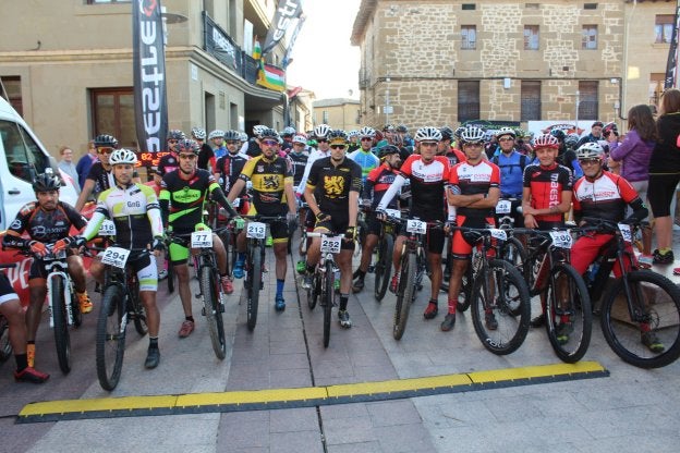 Salida. La primera línea de ciclistas antes de comenzar la marcha en la plaza Mayor de Tirgo.
