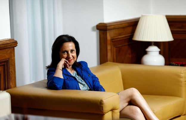 La portavoz socialista en el Congreso, Margarita Robles, sentada en un sofá de su despacho en la Cámara. :: óscar del pozo