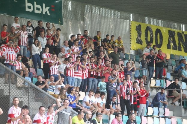 Segundo viaje. Los aficionados blanquirrojos no dudaron en acudir a Baracaldo, donde apoyaron a su equipo.