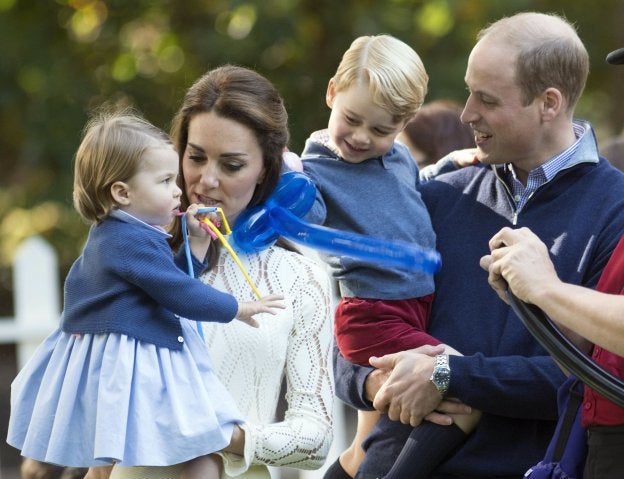 Los duques Guillermo y Catalina, con sus hijos, Jorge, de 4 años, y Carlota, de 2. :: efe