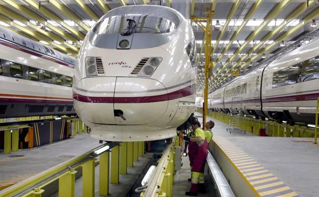 Unos operarios trabajan en las instalaciones de un taller de mantenimiento,