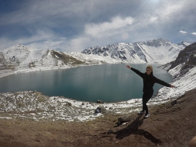 Marta Rubio, en el embalse de El Yeso dentro de la cordillera de los Andes en Chile. :: m.r.