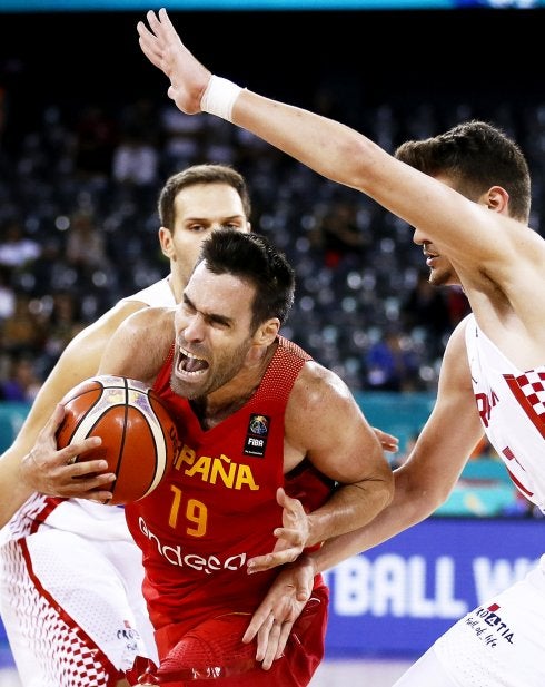 Fernando San Emeterio entra a canasta entre Dragan Bender (d) y Bojan Bogdanovic. :: EFE