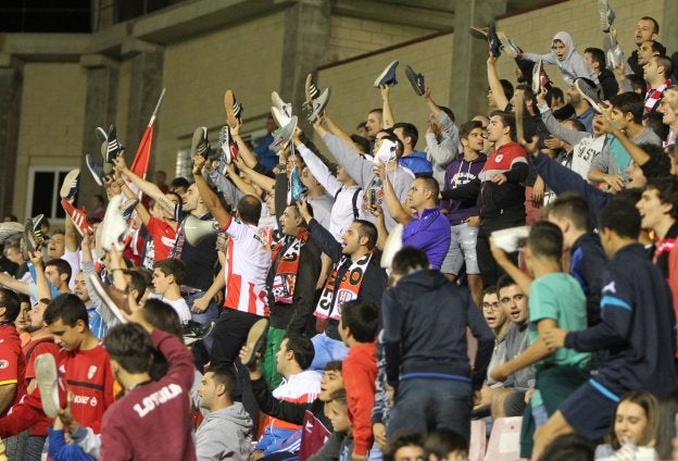 Felicidad incontrolable tras la tanda de penaltis y la clasificación de la UD Logroñés para la tercera ronda de la Copa en la grada. :: f. díaz
