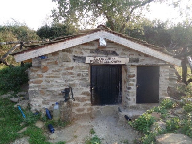 La fuente rehabilitada en El Collado, con bombeo solar posterior.