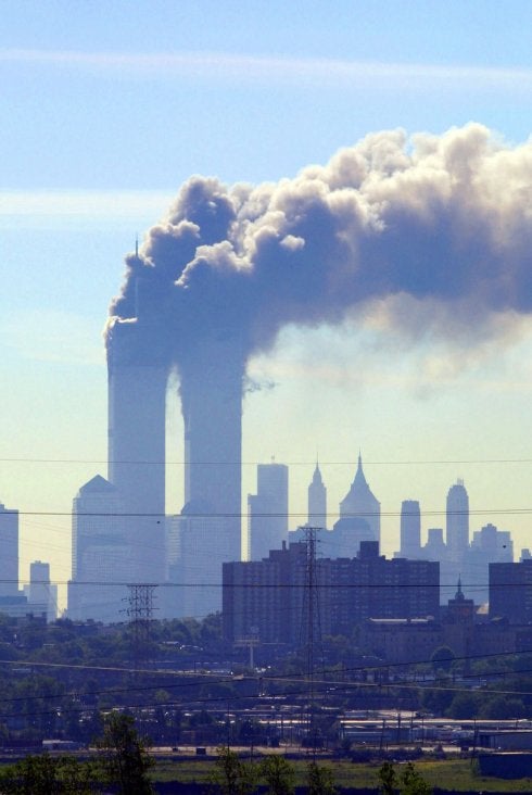 Las Torres Gemelas, convertidas en dos grandes chimeneas. :: ap