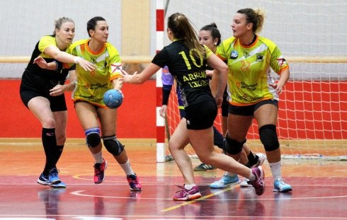 Marta, con el balón, y Arima, defendieron en el centro. :: j. herreros