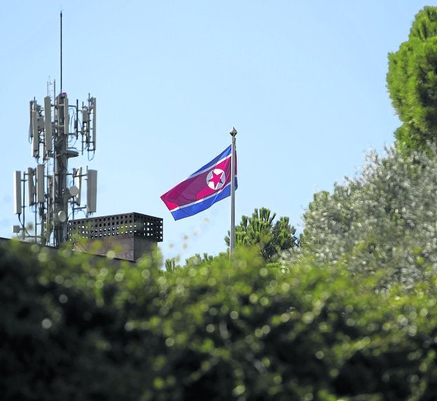 La bandera norcoreana ondea en la Embajada del país en Madrid. :: óscar chamorro