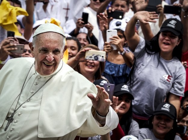 El Papa, antes de ofrecer una misa en el aeropuerto de Medellín. :: Stefano Rellandini / reuters