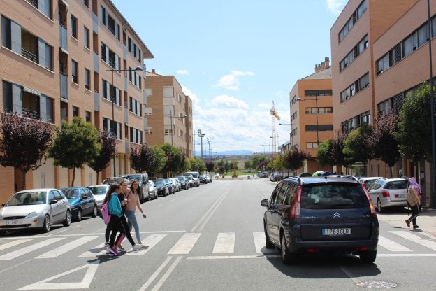 Unos jóvenes cruzan un paso de cebra del tramo de la calle Julián Fernández Ollero de Haro donde se modificará el estacionamiento. ::