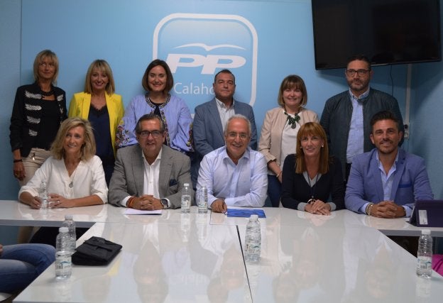 Ceniceros y González, con la nueva junta del PP en Calahorra. :: i. á.