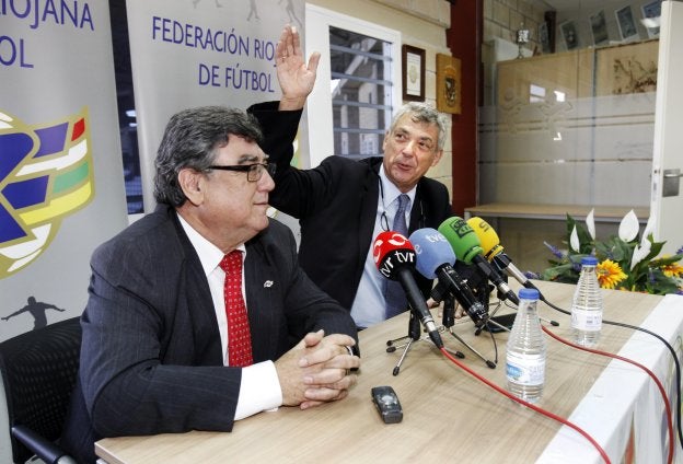 Jacinto Alonso y Ángel María Villar, en una comparecencia en la sede de la Federación Riojana.