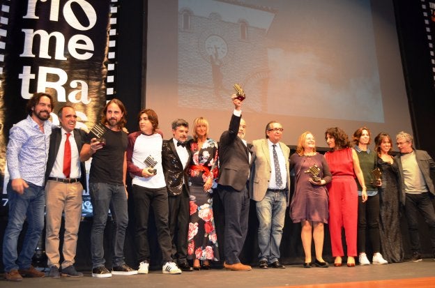 Los ganadores, con las autoridades y presentadores de la gala de cortometrajes. :: i. álvarez.