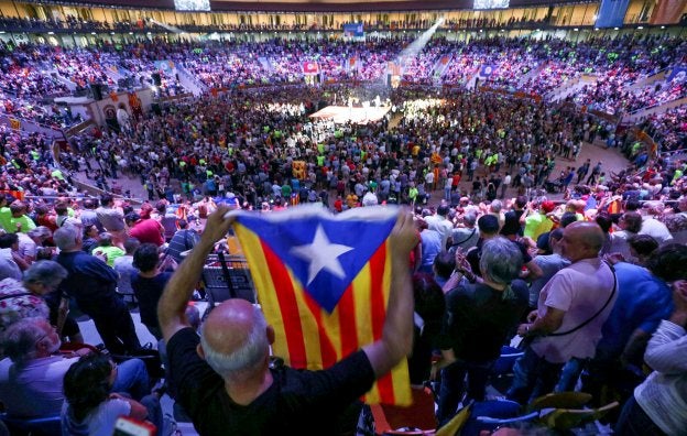 El mitin de inicio de campaña pro referéndum en Tarragona reunió a miles de personas. :: a. gea / reuters