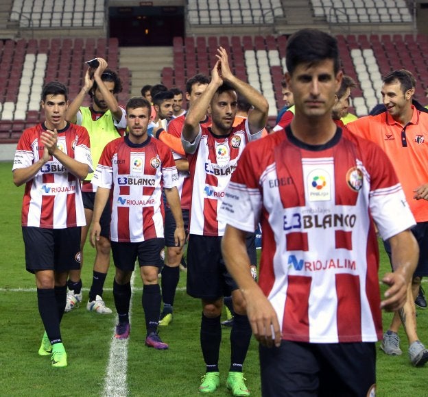 Los jugadores de la Sociedad Deportiva Logroñés se retiran a vestuarios tras eliminar al Varea en la Copa Federación. :: juan marín
