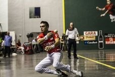 Víctor se lanza a por una pelota a la contracancha con la imagen de Titín al fondo. :: /Justo Rodriguez