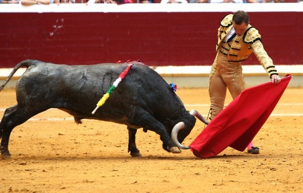 Juan Bautista torea al natural a su primer toro, el segundo de la tarde, un magnífico ejemplar de nombre 'Verdadero'. :: Juan Marín/