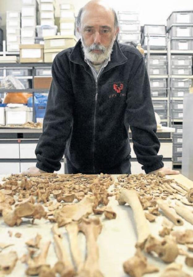 Etxeberria observa restos óseos en su laboratorio de San Sebastián.